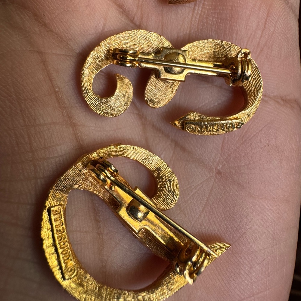 Vintage Mamselle Gold Tone Initial Letter D,A & A Brooch Pins. SIGNED - Picture 5 of 5